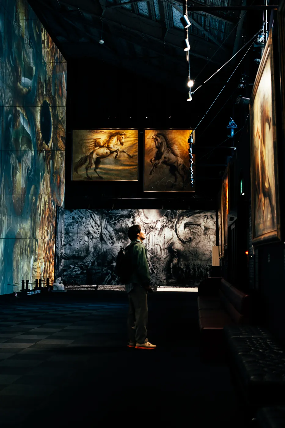 美術館の展示室の写真