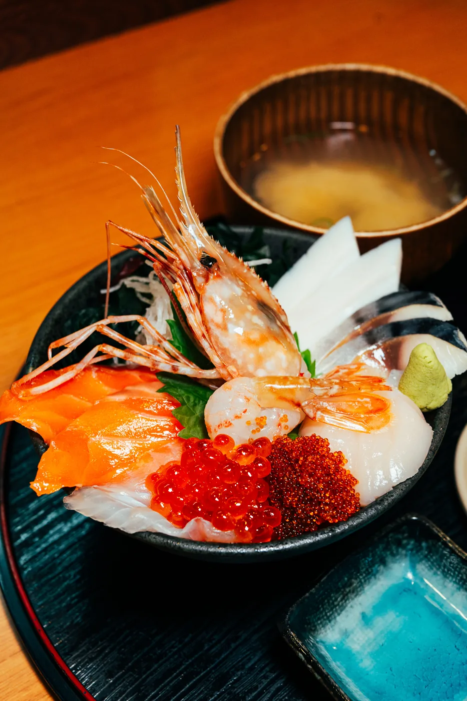 ボタンエビ・いくら・ホタテがのった北海道の海鮮丼の料理写真